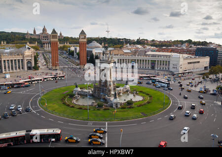 Blick auf die Innenstadt von Barcelona, in der berühmten Placa Espanya mit zum Berg Montjuic im Hintergrund Stockfoto