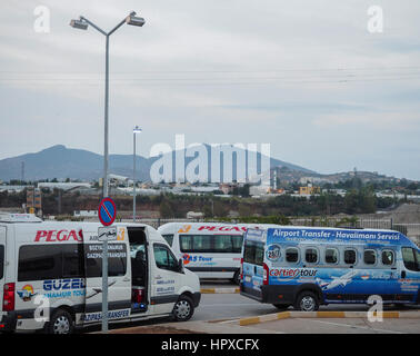 HAVAS BUS UND TAXI WARTEN BEREICH GAZIPASA FLUGHAFEN ALANYA TÜRKEI Stockfoto