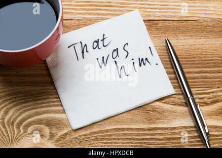 Kaffee Tasse Kugelschreiber und Serviette mit Worten auf hölzernen Tisch Stockfoto