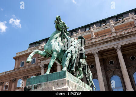Bronzestatue des Csikos, das ungarische Pferd Wrangler, im Hof der Königspalast, Budaer Burg in Budapest, Ungarn Stockfoto