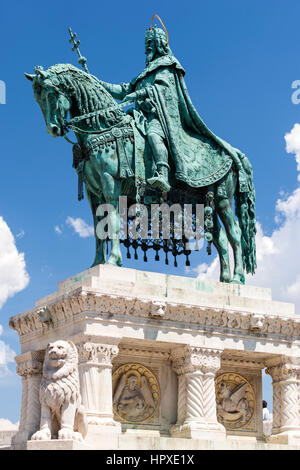 King St Stephen Reiterstatue in der Nähe von der Fischerbastei in Buda Castle Hill, Budapest, Ungarn Stockfoto