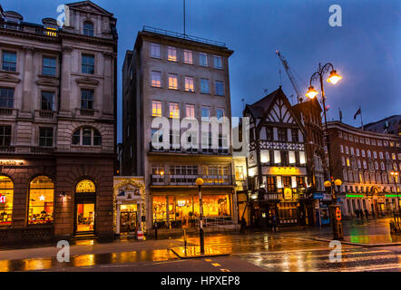 Straße der alten Stadt Twinnings Tee Shop Nght London England.  Geschäfte, Pubs und restaurants Stockfoto