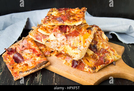 Hausgemachte Pizza Slices auf auf einen Haufen gestapelt Stockfoto