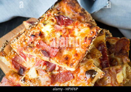 Hausgemachte Pizza Slices auf auf einen Haufen gestapelt Stockfoto