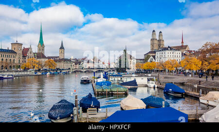 Schweiz. Panorama von Zürich mit See mit Booten im Vordergrund Stockfoto