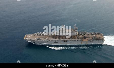 Matrosen und Marinesoldaten an Bord amphibischer Angriff Schiff USS Peleliu (LHA-5) stehen in Bildung, Rechtschreibung, SHELLBACK-12 zu Ehren derer, die den Äquator zum ersten Mal, Pazifik, 2012 überquert. Bild mit freundlicher Genehmigung Michael Duran / US Navy. Stockfoto