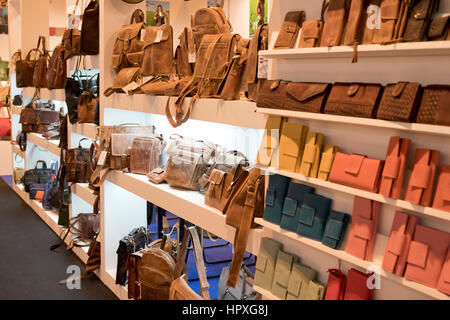 Leder Geldbeutel, Brieftaschen, Handtaschen in Regalen BISUTEX International Modeschmuck und Zubehör Handel Messe IFEMA 2017. Madrid (Spanien). Stockfoto