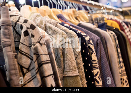 Perspektive der warme Kleidung auf Kleiderbügeln anzeigen MOMAD International Fashion Messe IFEMA 2017. Madrid (Spanien). Stockfoto