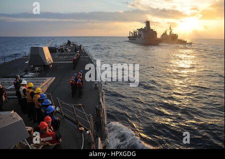 Segler stehen der Arleigh-Burke-Klasse geführte Flugkörper Zerstörer USS McCampbell ein Nachschub-Öler, 10. November 2012 nähert. Bild mit freundlicher Genehmigung Declan Barnes / US Navy. Stockfoto