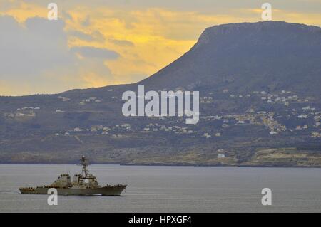 The guided-missile destroyer USS Cole approaches Souda Bay, Greece, for a port visit, November 16, 2012. Image courtesy Paul Farley/US Navy. Stockfoto