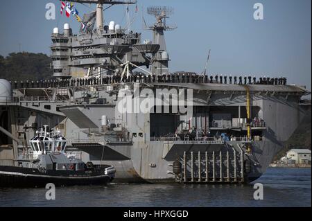 Matrosen an Bord der Flugzeugträger der Nimitz-Klasse USS George Washington Mensch die Schienen, als das Schiff zur Flotte Aktivitäten, Yokosuka, 20. November 2012 kehrt zurück. Bild mit freundlicher Genehmigung Amanda S. Kitchner / US Navy. Stockfoto