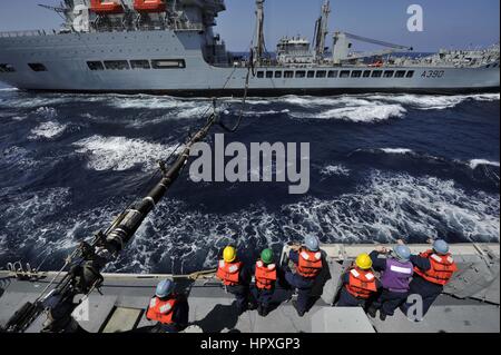 Geführte Flugkörper Zerstörer USS Jason Dunham (DDG 109) und Royal Navy Fleet Auxiliary schnelle Flotte Tanker RFA Wave Herrscher (A390) während ein Nachschub-auf-Meer, Arabisches Meer, 2012. Bild mit freundlicher Genehmigung US Navy. Stockfoto