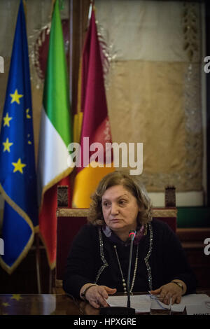 Rom, Italien. 24. Februar 2017. Stadtrat, die Hauptstadt Rom Pinuccia Montanari bei der Unterzeichnung des Memorandum of Understanding mit Assobioplastiche auf dem Kapitol. Bildnachweis: Andrea Ronchini/Pacific Press/Alamy Live-Nachrichten Stockfoto