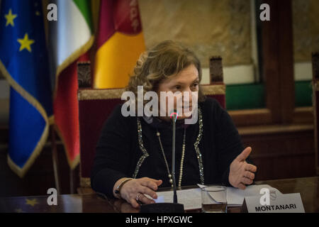 Rom, Italien. 24. Februar 2017. Stadtrat, die Hauptstadt Rom Pinuccia Montanari bei der Unterzeichnung des Memorandum of Understanding mit Assobioplastiche auf dem Kapitol. Bildnachweis: Andrea Ronchini/Pacific Press/Alamy Live-Nachrichten Stockfoto