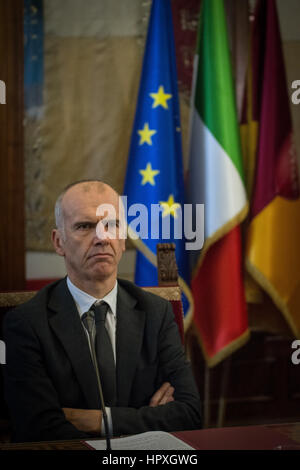 Rom, Italien. 24. Februar 2017. Stefano Bina bei der Unterzeichnung des Memorandum of Understanding mit Assobioplastiche auf dem Kapitol. Bildnachweis: Andrea Ronchini/Pacific Press/Alamy Live-Nachrichten Stockfoto