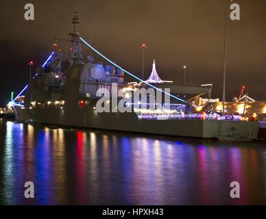 Der geführte Flugkörper Kreuzer USS Antietam zeigt Weihnachtslichter in seinem Heimathafen San Diego, Kalifornien, 8. Dezember 2012. Bild mit freundlicher Genehmigung von US navy Masse Kommunikation Spezialist 2. Klasse Stephen M Votaw. Stockfoto