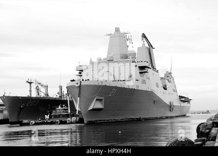 USS New York kommt am Naval Station Norfolk nach einer Bereitstellung in die Vereinigten Staaten 5. und 6. Flotte Aufgabenbereiche, Norfolk, Virginia, 20. Dezember 2012. Bild mit freundlicher Genehmigung uns Marine Communication Specialist 1.Klasse Lolita Lewis. Stockfoto