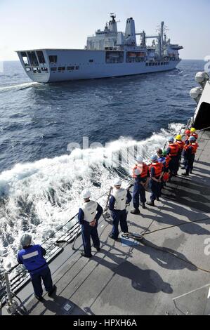 Segler im Ausland geführte Flugkörper Zerstörer USS Jason Dunham stehen wie das Schiff nähert sich den britische Royal Fleet Auxiliary Nachschub Öler RFA Fort Victoria für Nachschub auf See, 5. Januar 2013. Bild mit freundlicher Genehmigung uns Marine Mass Communication Specialist 2.Klasse Deven B King. Stockfoto