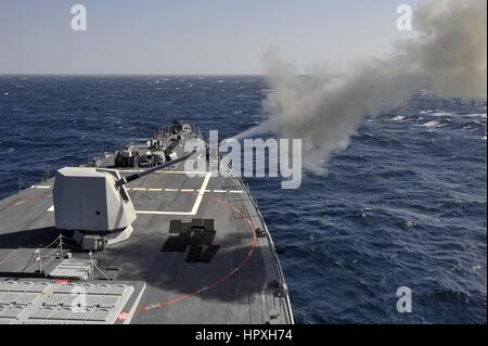 Der geführte Flugkörper-Zerstörer USS Jason Dunham feuert eine MK 45 5 Zoll, 62 Kaliber leichte Deck Pistole während einer live-Feuer-Übung auf einem Marineschiff, 12. Januar 2013. Bild mit freundlicher Genehmigung von Massenkommunikation Spezialist 2. Klasse Deven B König, US Navy. Stockfoto