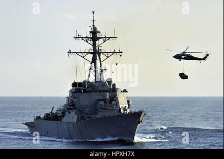 Ein SH - 60 b Sea Hawk Hubschrauber zugewiesen, die Eightballers der Hubschrauber Meer bekämpfen Squadron (HSC) 8 nähert sich den geführte Flugkörper-Zerstörer USS Decatur (DDG-73) während einer vertikalen Nachschub, 19. Dezember 2012. Bild mit freundlicher Genehmigung von uns Marine Masse Kommunikation Spezialist 2.Klasse Deven B King. Stockfoto