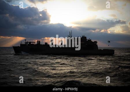 Das Military Sealift Command trockene Ladung und Munition Schiff USNS Robert E. Peary führt ein Nachschub auf See mit dem amphibischen Angriff Schiff USS Kearsarge, 18. Januar 2013. Bild mit freundlicher Genehmigung Hunter S. Harwell / US Navy. Stockfoto