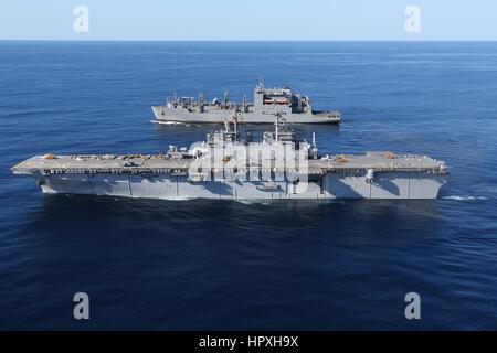 Die amphibische Angriff Schiff USS Kearsarge Transite neben dem Military Sealift Command Trockenfracht und Munition Schiff USNS Robert E. Peary, 19. Januar 2013. Bild mit freundlicher Genehmigung Hunter S. Harwell / US Navy. Stockfoto