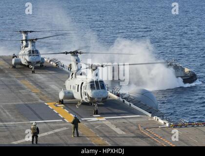 Landing Craft Luftpolster wird gut Deck des amphibischen Angriff Schiff USS Bonhomme Richard, zwei Hubschrauber auf Flugdeck, East China Sea, 2013 beendet. Bild mit freundlicher Genehmigung der US Navy. Stockfoto