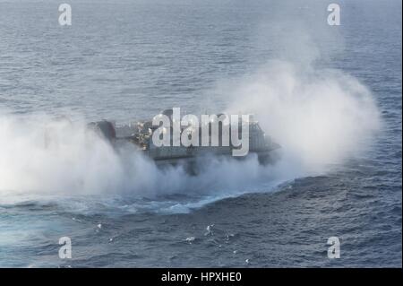 Ein Luftkissen Landungsboot (STERNS) fährt gut Deck des amphibischen Angriff Schiff USS Bonhomme Richard, East China Sea, 26. Januar 2012. Bild mit freundlicher Genehmigung Adam Wainwright / US Navy. Stockfoto