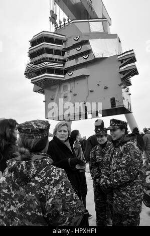 Susan Ford Ballen, Tochter des späten Präsidenten Gerald R. Ford, spricht mit Mitgliedern der zukünftigen nuklear angetriebene Flugzeugträger nach ihrem Vater, 26. Januar 2013 benannt. Bild mit freundlicher Genehmigung Nathanael Miller / US Navy. Stockfoto