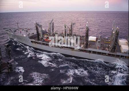 Der Flugzeugträger USS Harry S. Truman zieht neben den Military Sealift Command Flotte Nachschub Öler USNS Kanawha ein Nachschub-auf-Meer, Atlantik, Februar 2013 durchzuführen. Bild mit freundlicher Genehmigung US Navy. Stockfoto