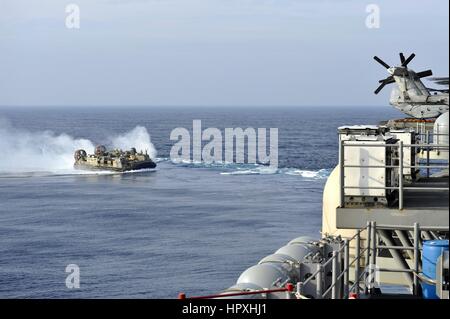 Ein Luftkissen Landungsboot nähert sich das Heck des amphibischen Angriff Schiff USS Bonhomme Richard, East China Sea, 2. Februar 2013. Bild mit freundlicher Genehmigung US Navy. Stockfoto