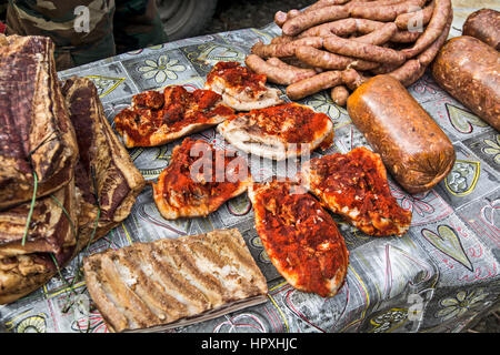 Hausgemachter Speck und Lende zum Verkauf ausgesetzt. Stockfoto