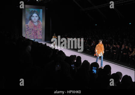 Mailand, Italien. 24. Februar 2017. Fell-Italien-Laufsteg bei Milan Fashion Woche Frauen F/W 2017-2018. Bildnachweis: Gaetano Piazzolla/Pacific Press/Alamy Live-Nachrichten Stockfoto