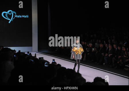 Mailand, Italien. 24. Februar 2017. Fell-Italien-Laufsteg bei Milan Fashion Woche Frauen F/W 2017-2018. Bildnachweis: Gaetano Piazzolla/Pacific Press/Alamy Live-Nachrichten Stockfoto
