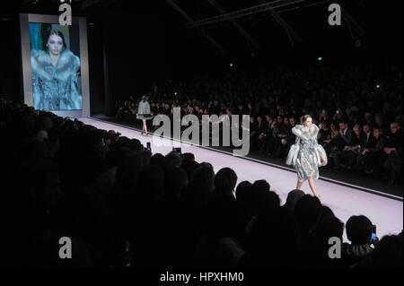 Mailand, Italien. 24. Februar 2017. Fell-Italien-Laufsteg bei Milan Fashion Woche Frauen F/W 2017-2018. Bildnachweis: Gaetano Piazzolla/Pacific Press/Alamy Live-Nachrichten Stockfoto
