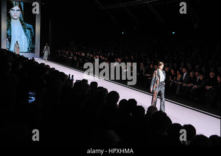 Mailand, Italien. 24. Februar 2017. Fell-Italien-Laufsteg bei Milan Fashion Woche Frauen F/W 2017-2018. Bildnachweis: Gaetano Piazzolla/Pacific Press/Alamy Live-Nachrichten Stockfoto