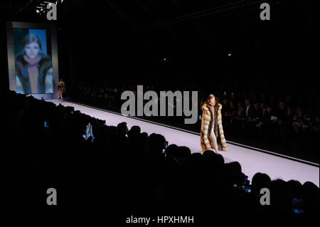 Mailand, Italien. 24. Februar 2017. Fell-Italien-Laufsteg bei Milan Fashion Woche Frauen F/W 2017-2018. Bildnachweis: Gaetano Piazzolla/Pacific Press/Alamy Live-Nachrichten Stockfoto