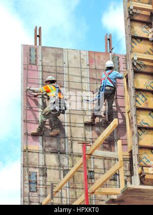 Bauarbeiter arbeiten in Sicherheit Kabelbäume. Stockfoto