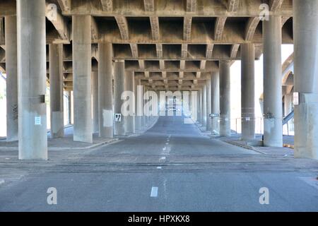 Unterführung Tunnel und Straße Stockfoto