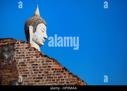 Große Buddha-Statue im Wat Yai Chai Mongkol Kloster am blauen Himmel in Ayuttaya, Thailand Stockfoto