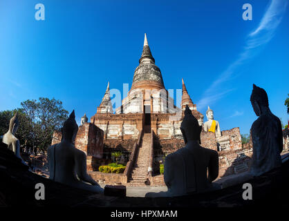 Großen Stupa und Buddha Statuen im Wat Yai Chai Mongkol Kloster in Ayuttaya, Thailand Stockfoto