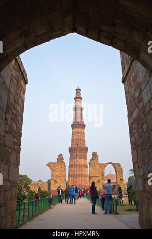 Das Qutub Minar Minarett, betrachtet durch einen Bogen im Qutub Minar-Komplex, Delhi, Indien Stockfoto