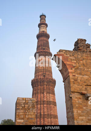 Das Qutub Minar Minarett, betrachtet durch einen Bogen im Qutb Minar-Komplex, Delhi, Indien Stockfoto