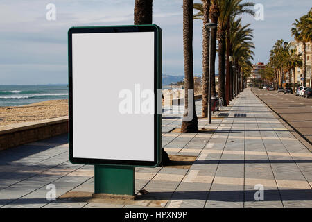 Leere Billboard mock-up in einem Bürgersteig, direkt am Meer Stockfoto