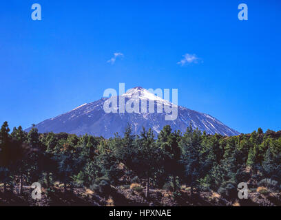 Blick auf die schneebedeckten Mt.Tiede, Parque Nacional Del Teide, Teneriffa, Kanarische Inseln, Spanien Stockfoto