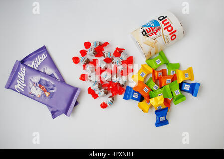 Düsseldorf, Deutschland - 18. Februar 2017: Verschiedene Schokoladen wie Ferrero Duplo, Kinder, Milka und Ritter Sport auf weißem Hintergrund. Stockfoto