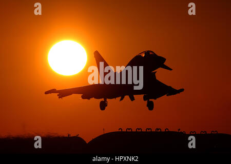 Zwei Sitzplätze RAF Taifun landet auf dem RAF Coningsby bei Sonnenuntergang. Stockfoto