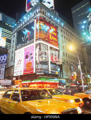Gelbe taxis auf dem Times Square bei Nacht, Manhattan, New York, New York Staat, Vereinigte Staaten von Amerika Stockfoto