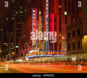 Radio City Music Hall in der Nacht, Rockefeller Center, Avenue Of The Republic, Manhattan, New York, New York Staat, Vereinigte Staaten von Amerika Stockfoto