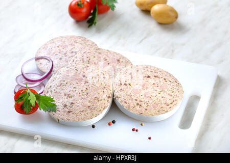 Bayerische Spezialität vor dem Braten: Scheiben Wurst mit Stücken von Schwein Milz (so genannte "Milzwurst") Stockfoto